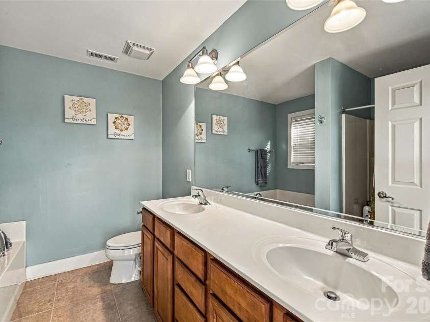 14 Summit Circle, Hendersonville, NC 28739.  MLS# CAR4423309, YatesRealty ID 50410. 