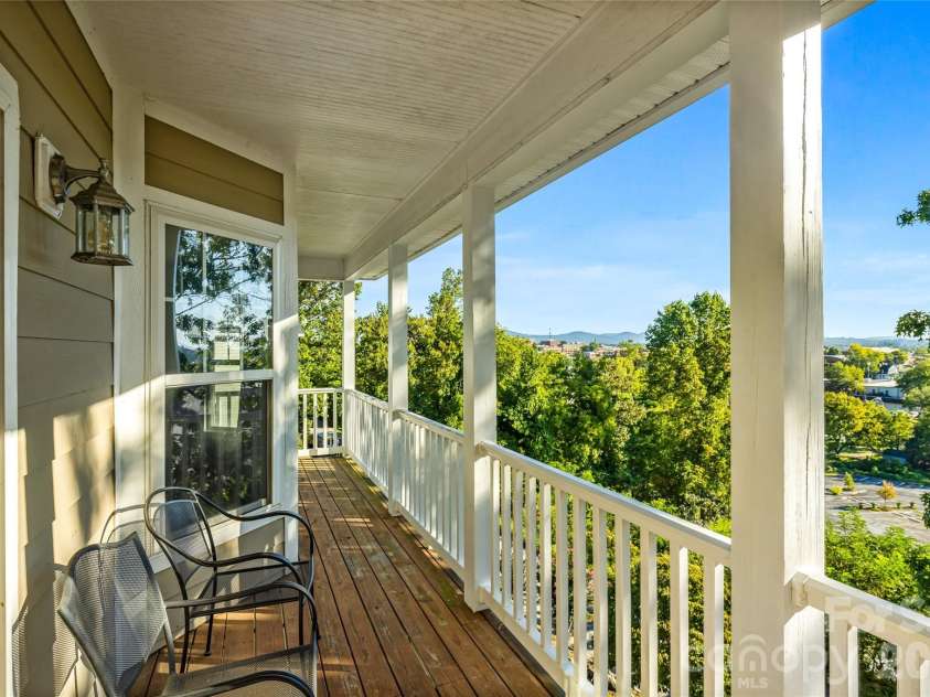 14 Summit Circle, Hendersonville, NC 28739.  MLS# CAR4423309, YatesRealty ID 50410. 