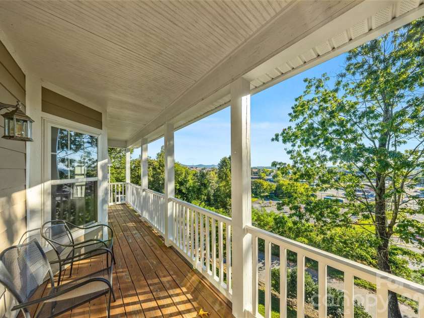 14 Summit Circle, Hendersonville, NC 28739.  MLS# CAR4423309, YatesRealty ID 50410. 