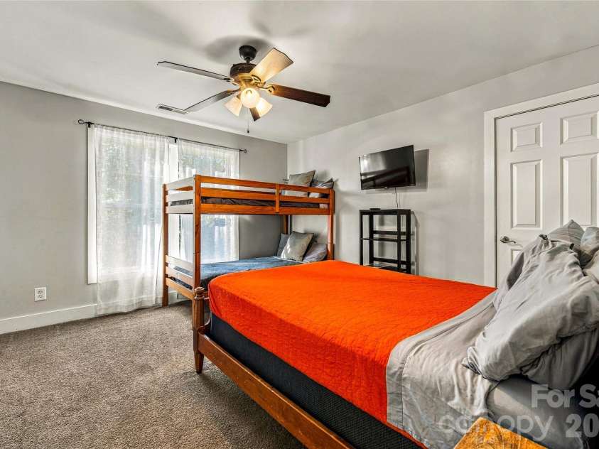 14 Summit Circle, Hendersonville, NC 28739.  MLS# CAR4423309, YatesRealty ID 50410. 