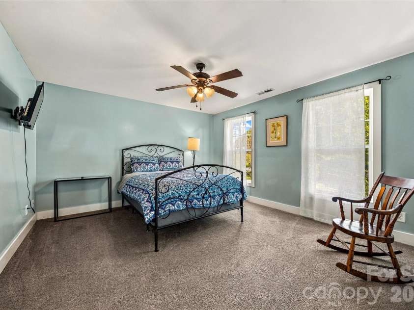 14 Summit Circle, Hendersonville, NC 28739.  MLS# CAR4423309, YatesRealty ID 50410. 