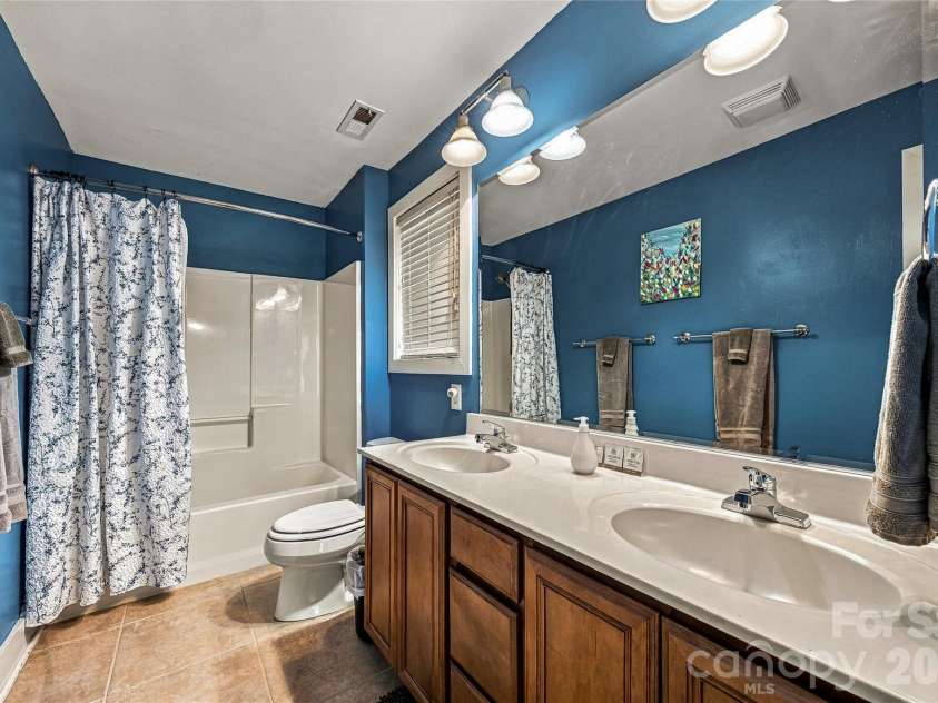 14 Summit Circle, Hendersonville, NC 28739.  MLS# CAR4423309, YatesRealty ID 50410. 