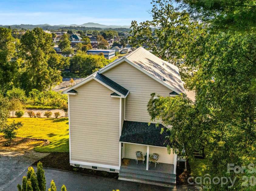 14 Summit Circle, Hendersonville, NC 28739.  MLS# CAR4423309, YatesRealty ID 50410. 