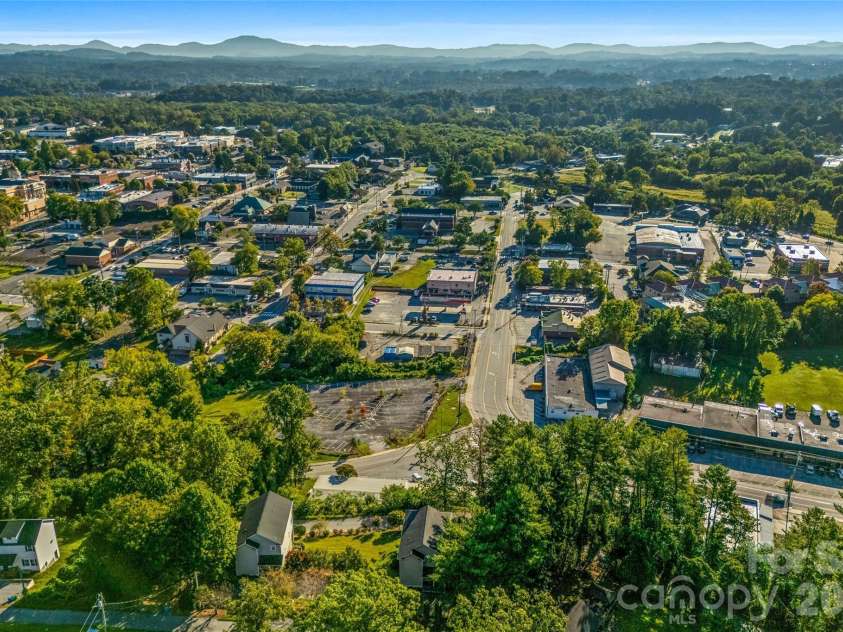14 Summit Circle, Hendersonville, NC 28739.  MLS# CAR4423309, YatesRealty ID 50410. 