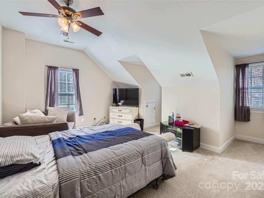 2240 Dunnwood Hills Drive, Matthews, NC 28105.  MLS# CAR4199147, YatesRealty ID 5042. 