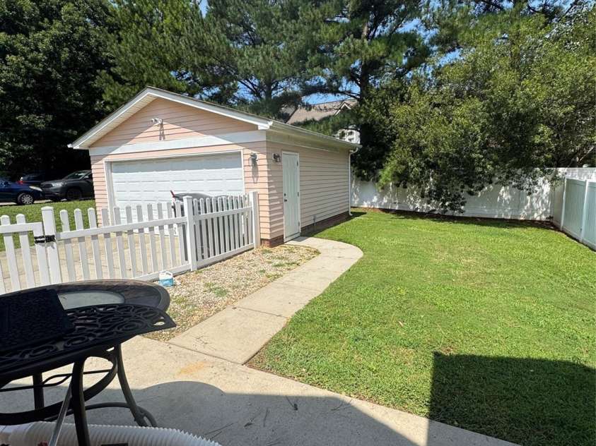 2008 Golden Ridge Lane, Charlotte, NC 28208.  MLS# CAR4423985, YatesRealty ID 50420. 