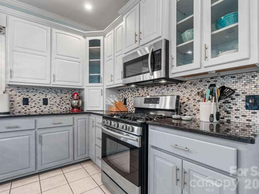 1360 Sweet briar Lane, Hickory, NC 28602.  MLS# CAR4409678, YatesRealty ID 50422. 
