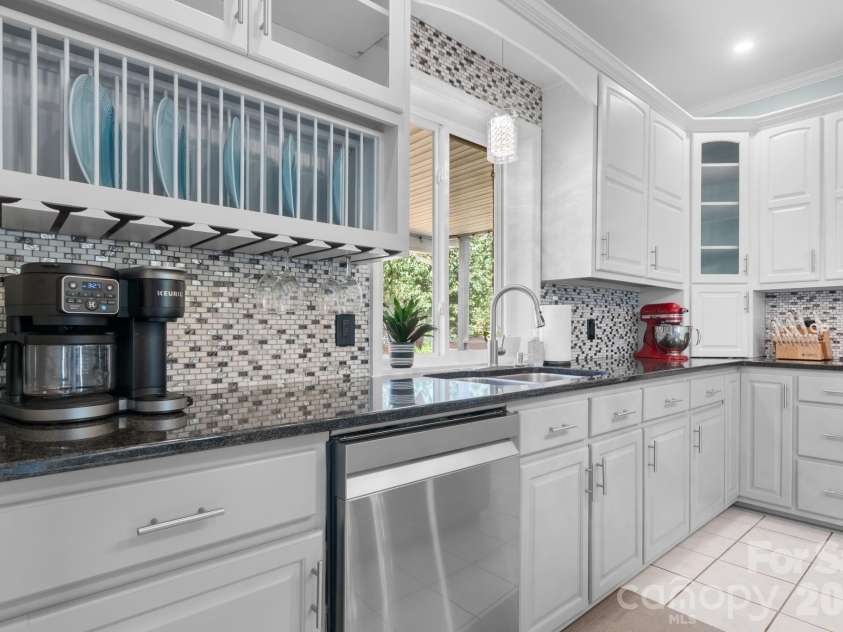 1360 Sweet briar Lane, Hickory, NC 28602.  MLS# CAR4409678, YatesRealty ID 50422. 