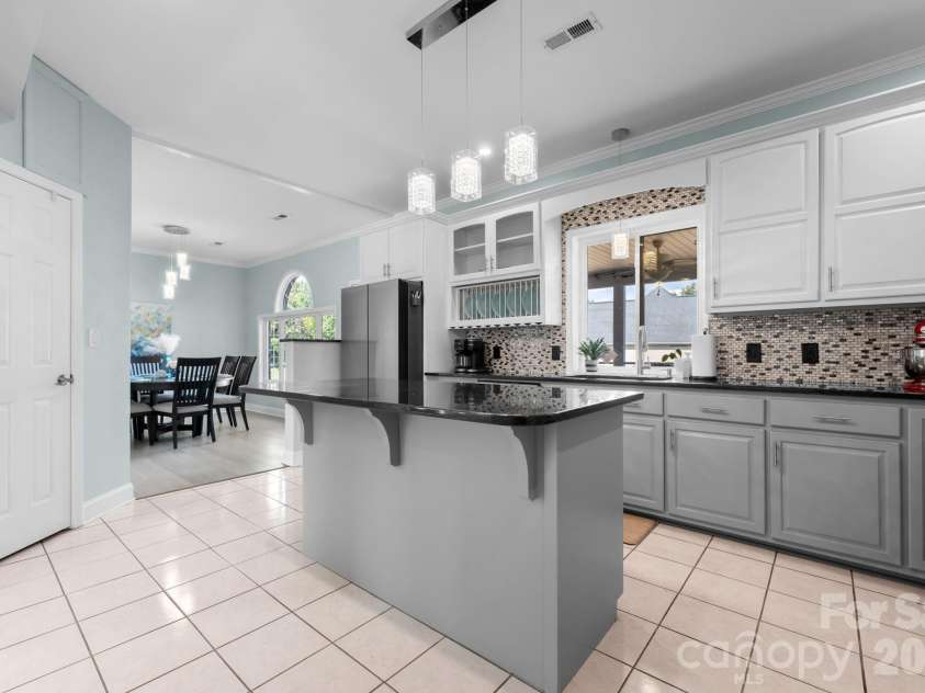 1360 Sweet briar Lane, Hickory, NC 28602.  MLS# CAR4409678, YatesRealty ID 50422. 