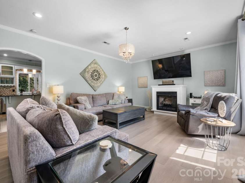 1360 Sweet briar Lane, Hickory, NC 28602.  MLS# CAR4409678, YatesRealty ID 50422. 