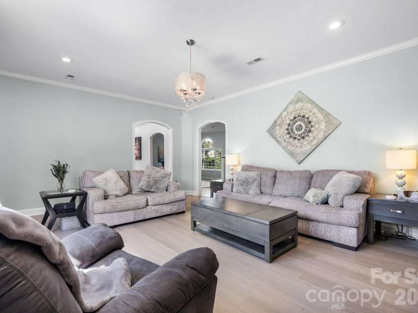 1360 Sweet briar Lane, Hickory, NC 28602.  MLS# CAR4409678, YatesRealty ID 50422. 