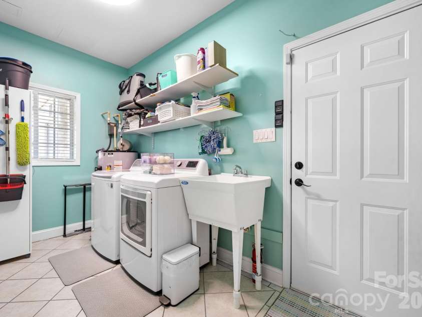 1360 Sweet briar Lane, Hickory, NC 28602.  MLS# CAR4409678, YatesRealty ID 50422. 