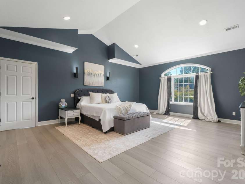 1360 Sweet briar Lane, Hickory, NC 28602.  MLS# CAR4409678, YatesRealty ID 50422. 