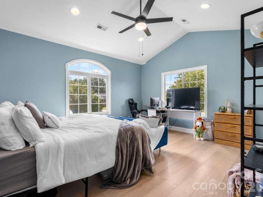 1360 Sweet briar Lane, Hickory, NC 28602.  MLS# CAR4409678, YatesRealty ID 50422. 