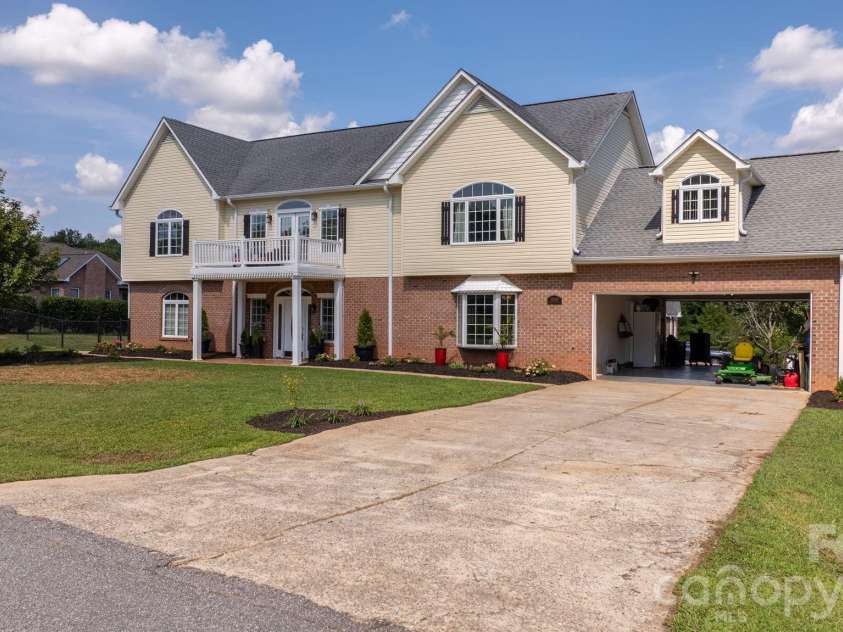 1360 Sweet briar Lane, Hickory, NC 28602.  MLS# CAR4409678, YatesRealty ID 50422. 