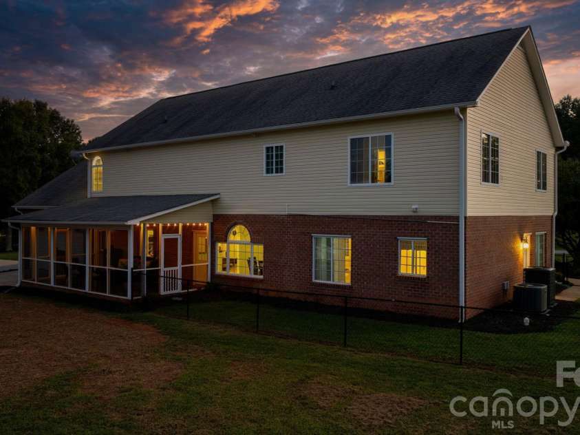 1360 Sweet briar Lane, Hickory, NC 28602.  MLS# CAR4409678, YatesRealty ID 50422. 