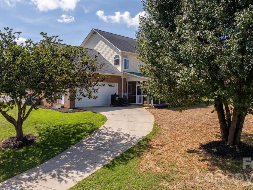1360 Sweet briar Lane, Hickory, NC 28602.  MLS# CAR4409678, YatesRealty ID 50422. 