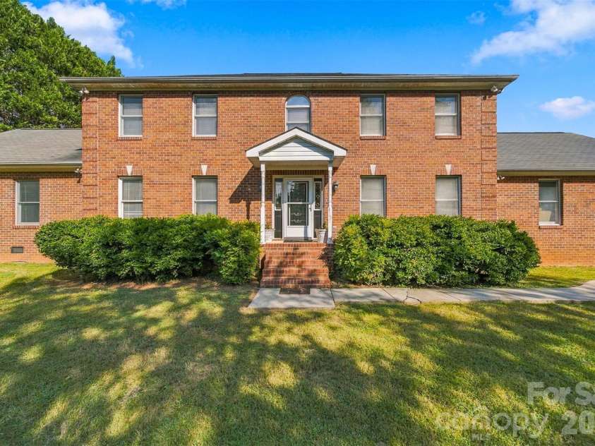 4131 Wandering Lane, Hickory, NC 28601.  MLS# CAR4423823, YatesRealty ID 50435. 