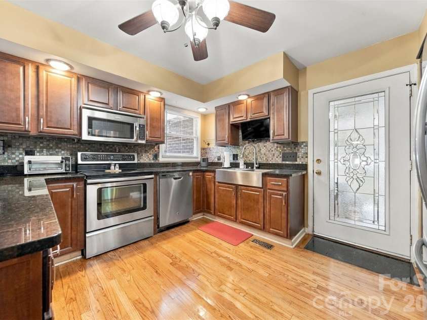 4131 Wandering Lane, Hickory, NC 28601.  MLS# CAR4423823, YatesRealty ID 50435. 