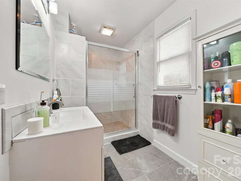 4131 Wandering Lane, Hickory, NC 28601.  MLS# CAR4423823, YatesRealty ID 50435. 
