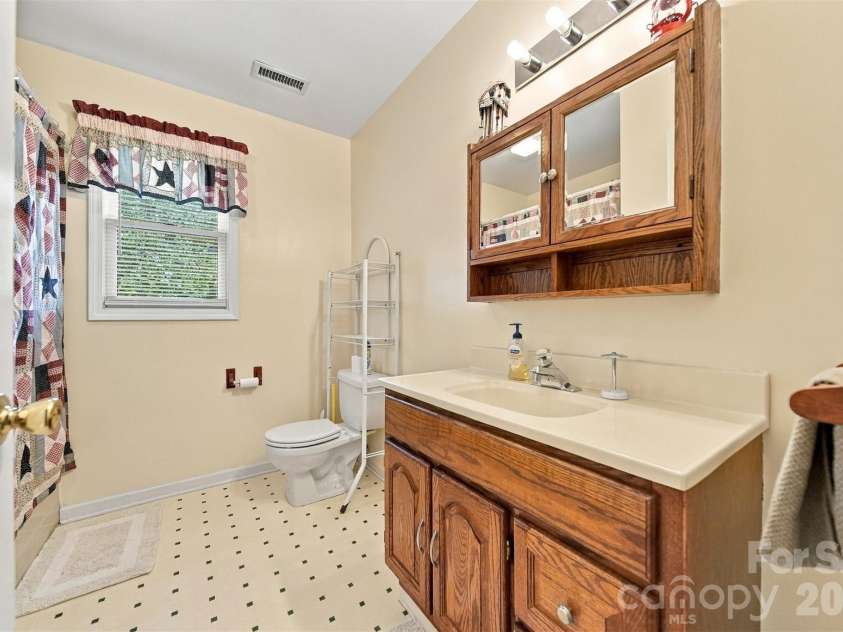 4131 Wandering Lane, Hickory, NC 28601.  MLS# CAR4423823, YatesRealty ID 50435. 
