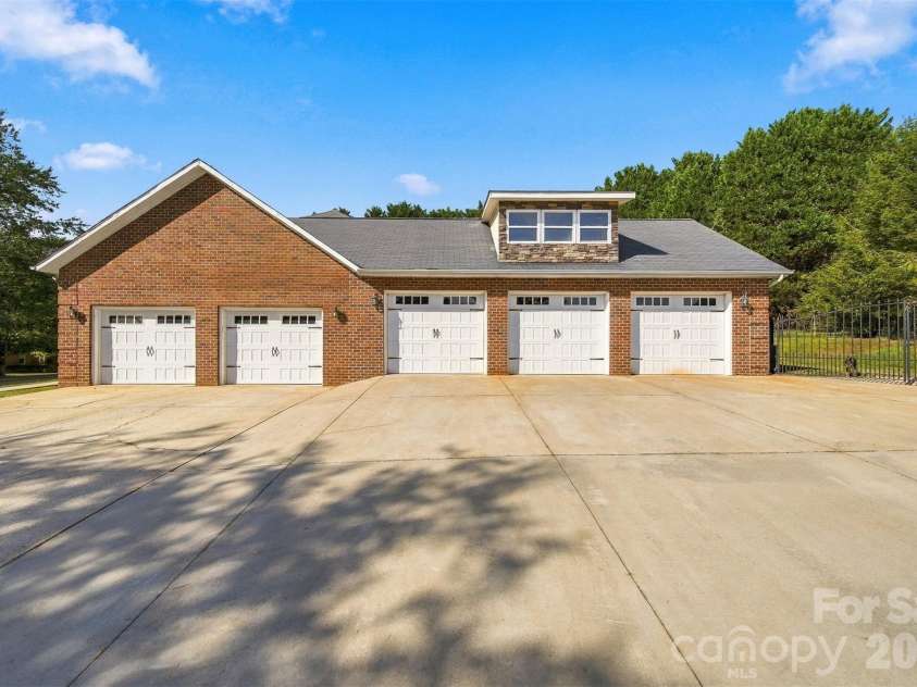 4131 Wandering Lane, Hickory, NC 28601.  MLS# CAR4423823, YatesRealty ID 50435. 
