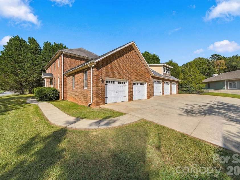 4131 Wandering Lane, Hickory, NC 28601.  MLS# CAR4423823, YatesRealty ID 50435. 
