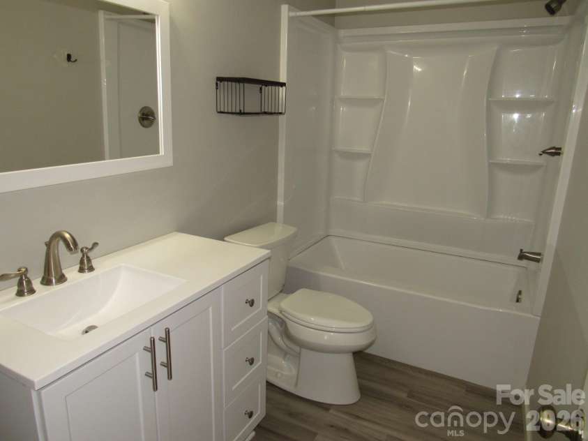 Z5 Brandywine Drive, Conover, NC 28613.  MLS# CAR4423872, YatesRealty ID 50438. Full Bathroom Upper