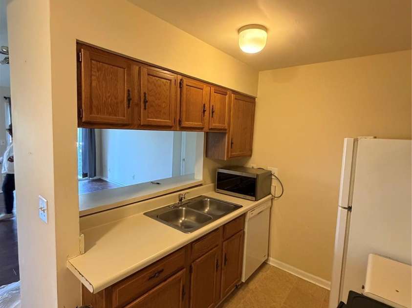 9611 Vinca Circle, Charlotte, NC 28213.  MLS# CAR4349658, YatesRealty ID 5044. Kitchen