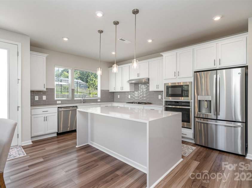 112 Atterberry Alley, Charlotte, NC 28217.  MLS# CAR4302897, YatesRealty ID 5045. Chef's kitchen.