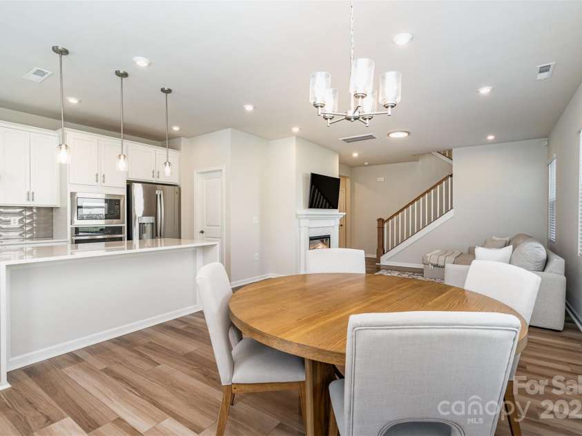 112 Atterberry Alley, Charlotte, NC 28217.  MLS# CAR4302897, YatesRealty ID 5045. Eat in kitchen.