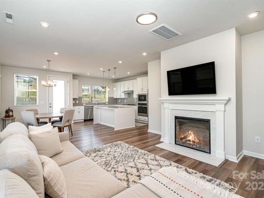 112 Atterberry Alley, Charlotte, NC 28217.  MLS# CAR4302897, YatesRealty ID 5045. Open floorplan.