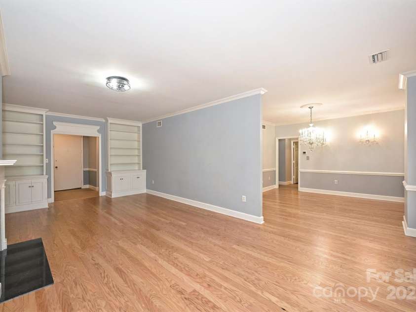 924 Cherokee Road, Charlotte, NC 28207.  MLS# CAR4317704, YatesRealty ID 5045. 