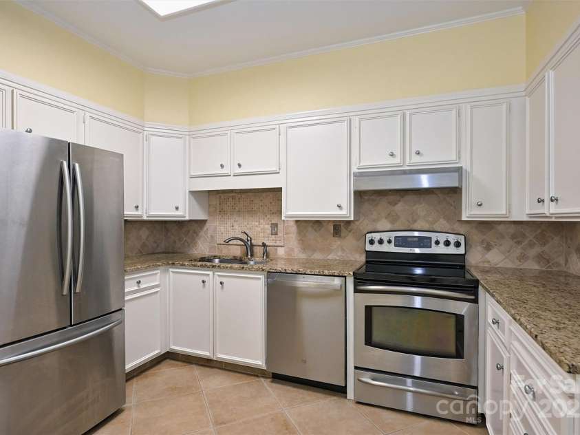 924 Cherokee Road, Charlotte, NC 28207.  MLS# CAR4317704, YatesRealty ID 5045. 