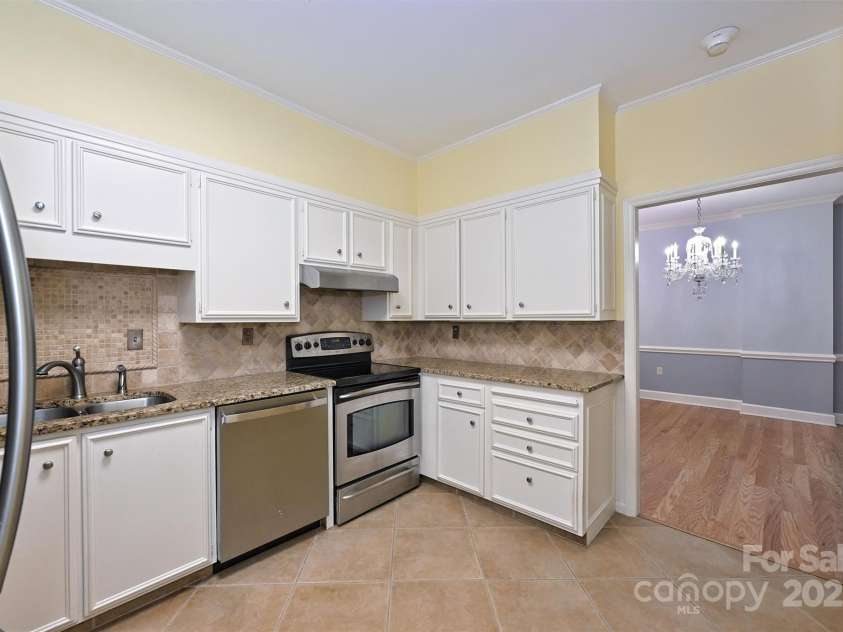 924 Cherokee Road, Charlotte, NC 28207.  MLS# CAR4317704, YatesRealty ID 5045. 