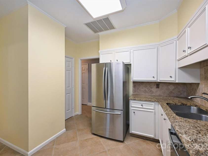 924 Cherokee Road, Charlotte, NC 28207.  MLS# CAR4317704, YatesRealty ID 5045. 