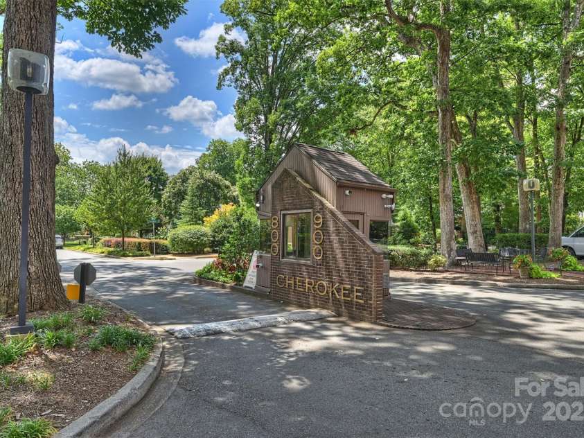 924 Cherokee Road, Charlotte, NC 28207.  MLS# CAR4317704, YatesRealty ID 5045. 