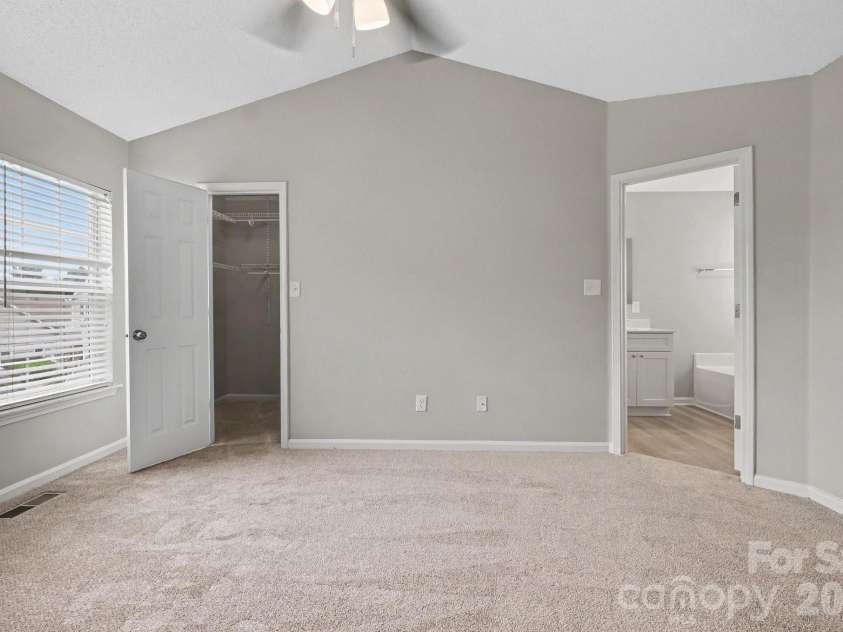 8401 Redstone View Drive, Charlotte, NC 28269.  MLS# CAR4397005, YatesRealty ID 50453. 