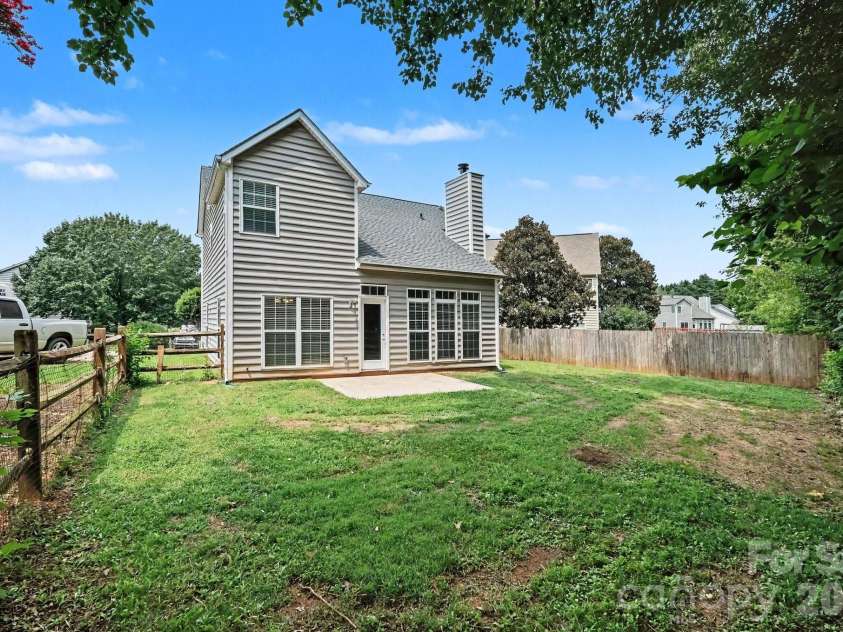 8401 Redstone View Drive, Charlotte, NC 28269.  MLS# CAR4397005, YatesRealty ID 50453. 