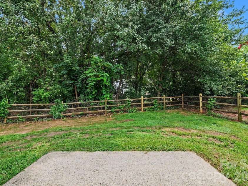 8401 Redstone View Drive, Charlotte, NC 28269.  MLS# CAR4397005, YatesRealty ID 50453. 