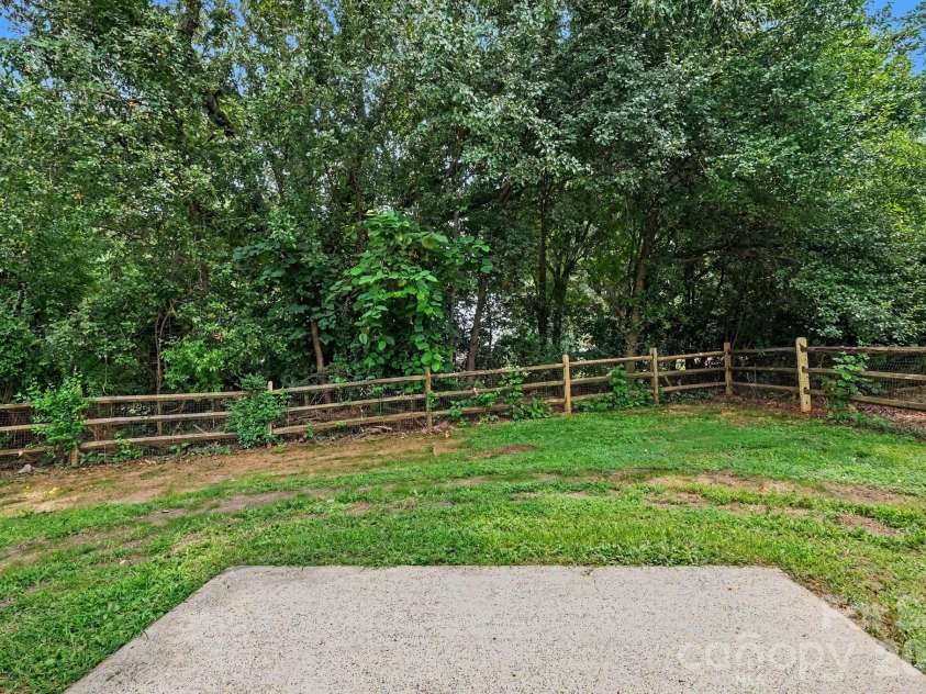 8401 Redstone View Drive, Charlotte, NC 28269.  MLS# CAR4397005, YatesRealty ID 50453. 