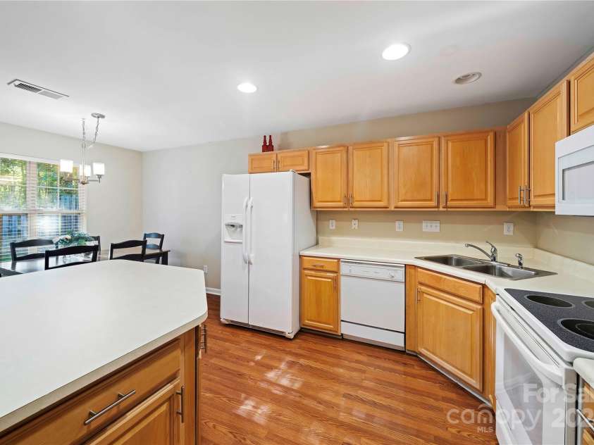 2038 University Heights Lane, Charlotte, NC 28213.  MLS# CAR4190741, YatesRealty ID 5046. Kitchen
