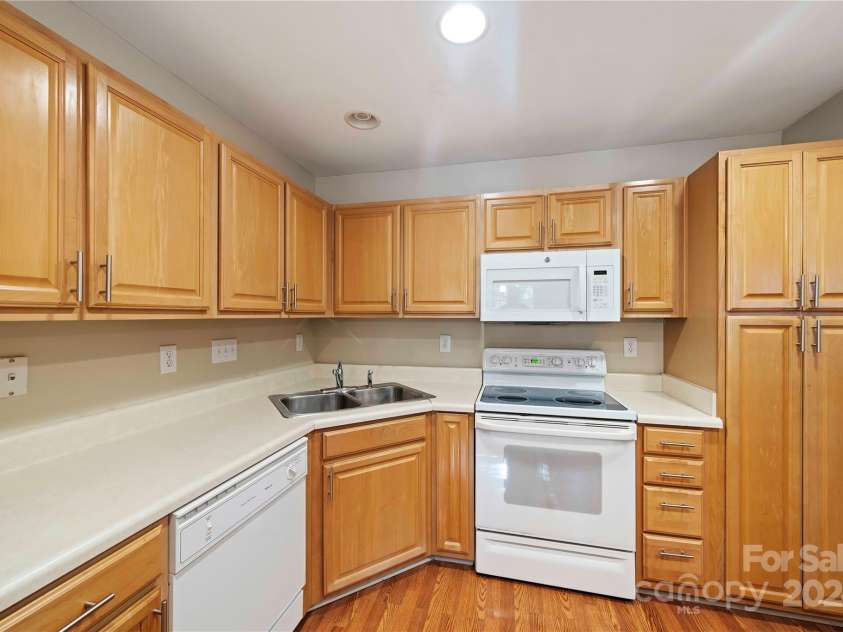 2038 University Heights Lane, Charlotte, NC 28213.  MLS# CAR4190741, YatesRealty ID 5046. Kitchen