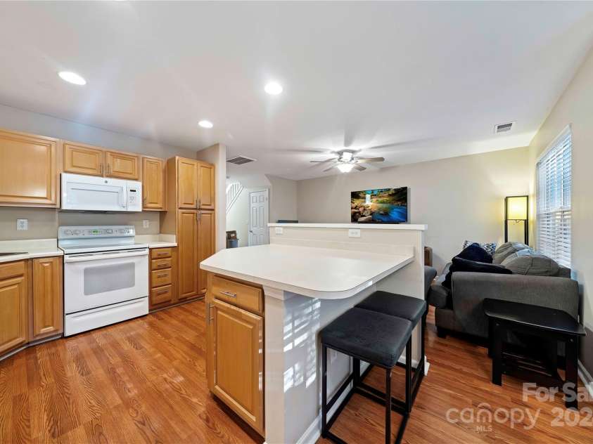 2038 University Heights Lane, Charlotte, NC 28213.  MLS# CAR4190741, YatesRealty ID 5046. Kitchen & Breakfast Bar