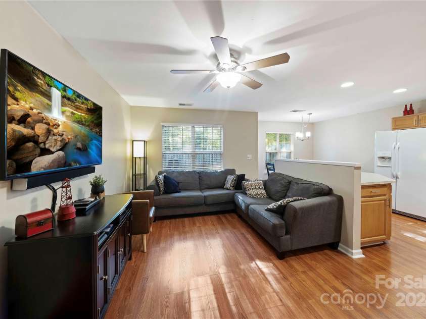 2038 University Heights Lane, Charlotte, NC 28213.  MLS# CAR4190741, YatesRealty ID 5046. Living Room