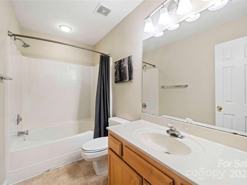 2038 University Heights Lane, Charlotte, NC 28213.  MLS# CAR4190741, YatesRealty ID 5046. Primary Bath
