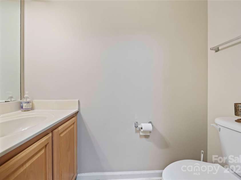 2038 University Heights Lane, Charlotte, NC 28213.  MLS# CAR4190741, YatesRealty ID 5046. Primary Bath