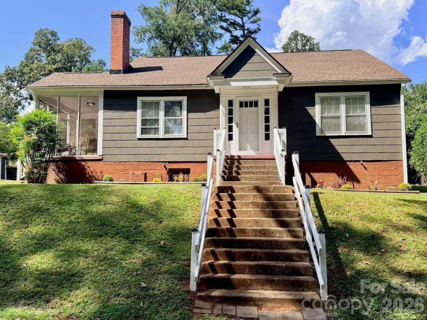 130 School Drive, Spartanburg, SC 29301.  MLS# CAR4423594, YatesRealty ID 50466. 