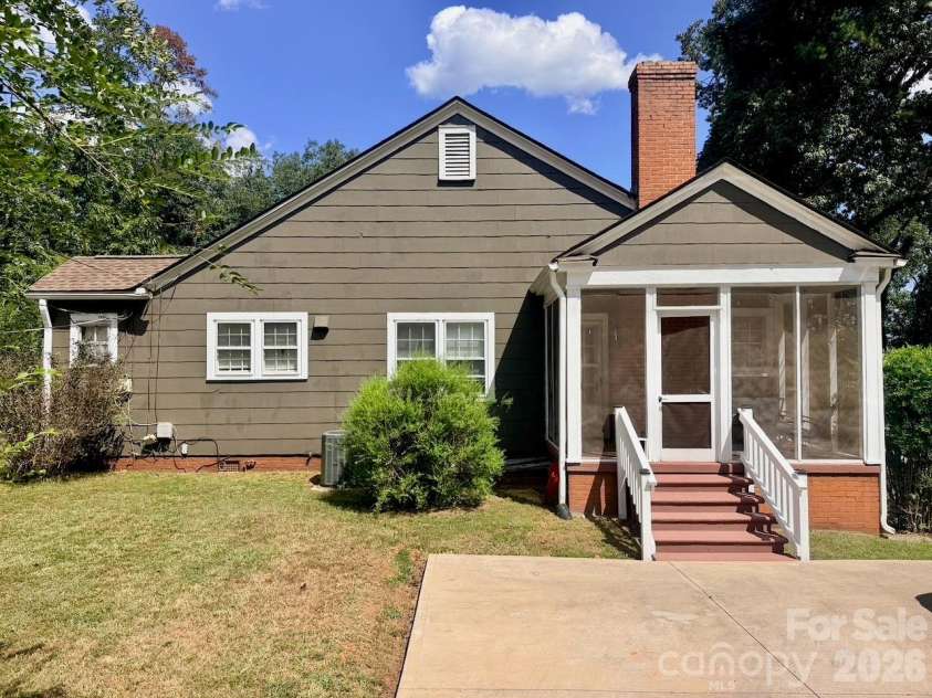 130 School Drive, Spartanburg, SC 29301.  MLS# CAR4423594, YatesRealty ID 50466. 