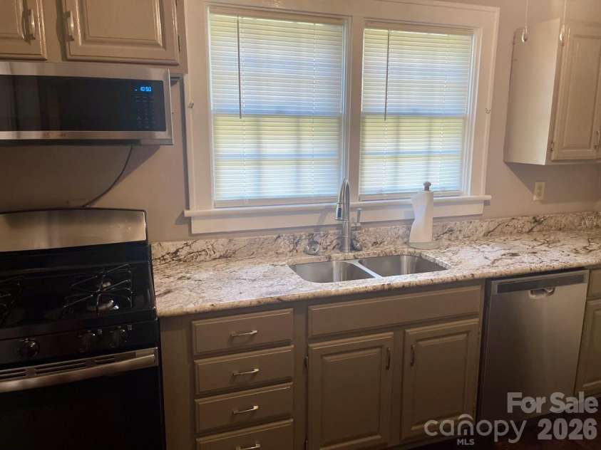 130 School Drive, Spartanburg, SC 29301.  MLS# CAR4423594, YatesRealty ID 50466. 